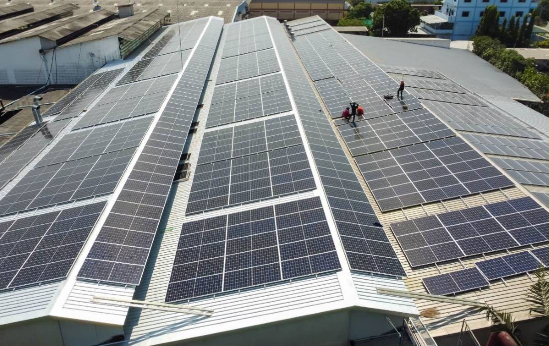 Pannelli fotovoltaici su un tetto industriale durante l’installazione